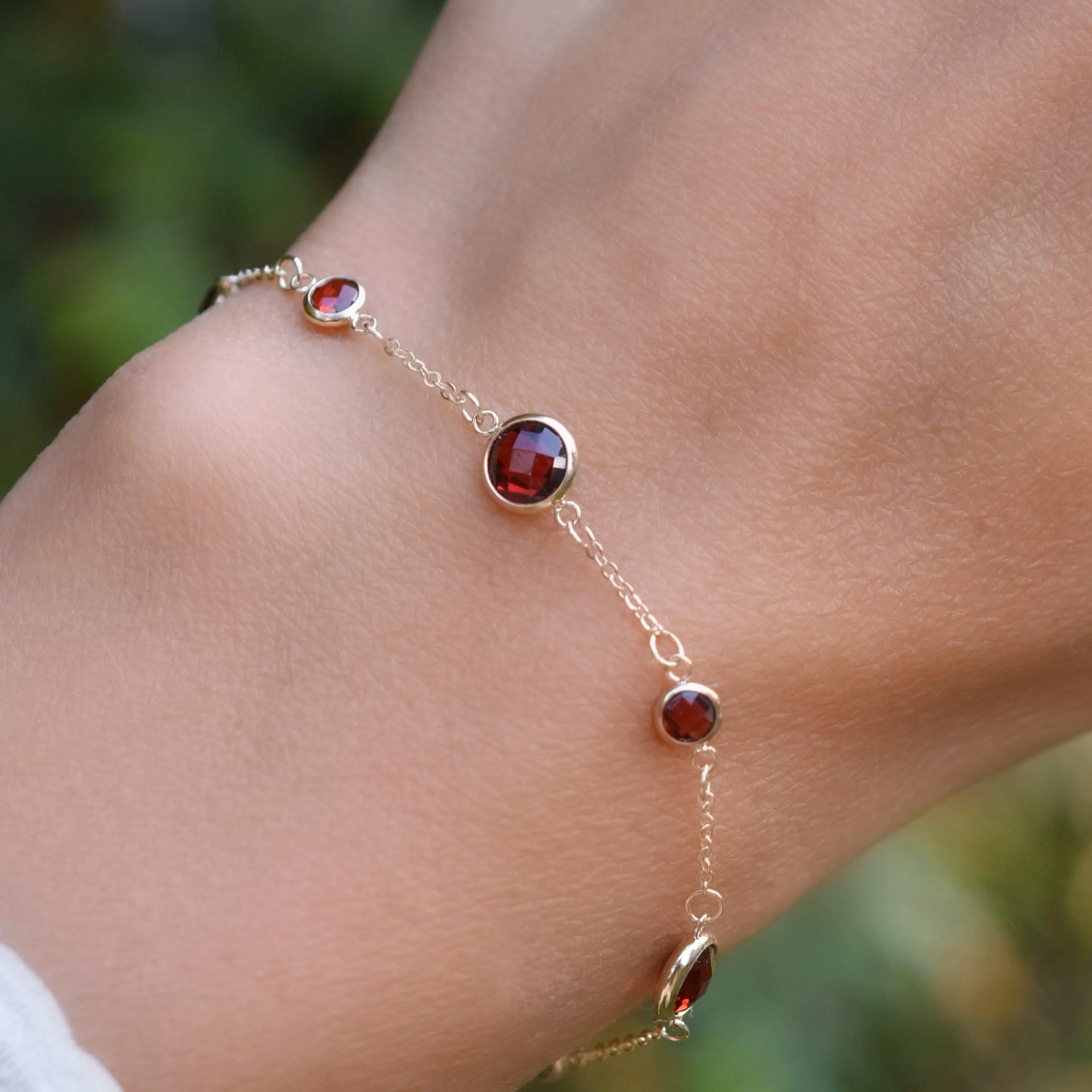 Bayberry Grand & Petite 7 Garnet Bracelet in 14k Gold (January) - Image 8