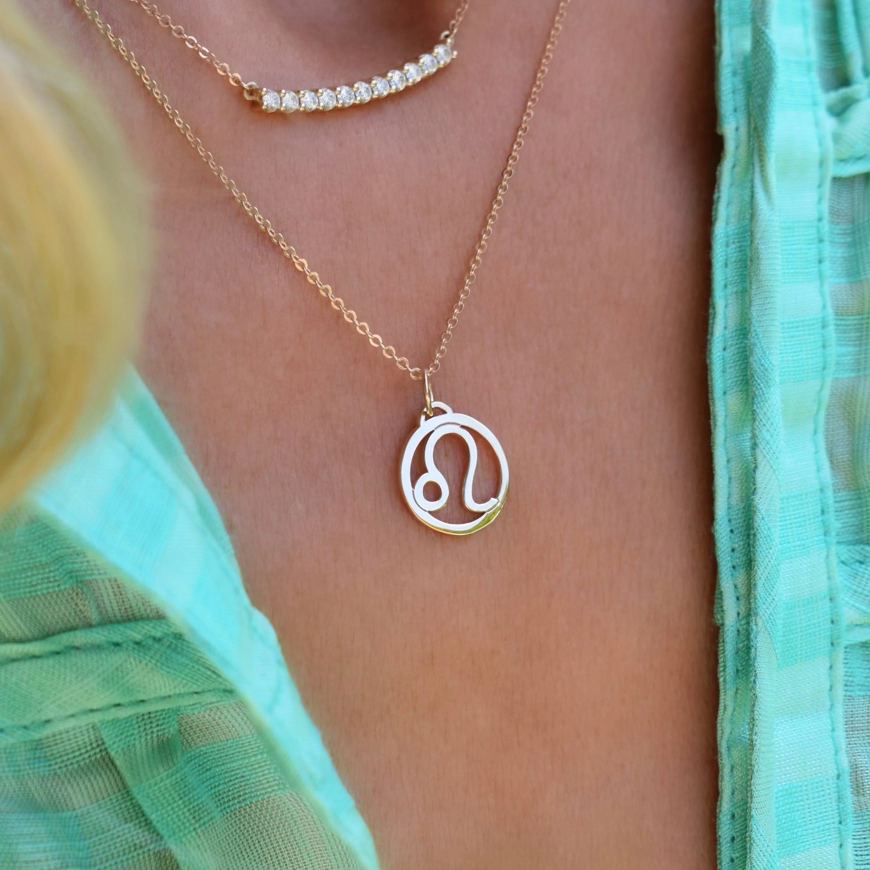 Flat Leo Pendant with Classic Chain in 14k Gold - Image 3