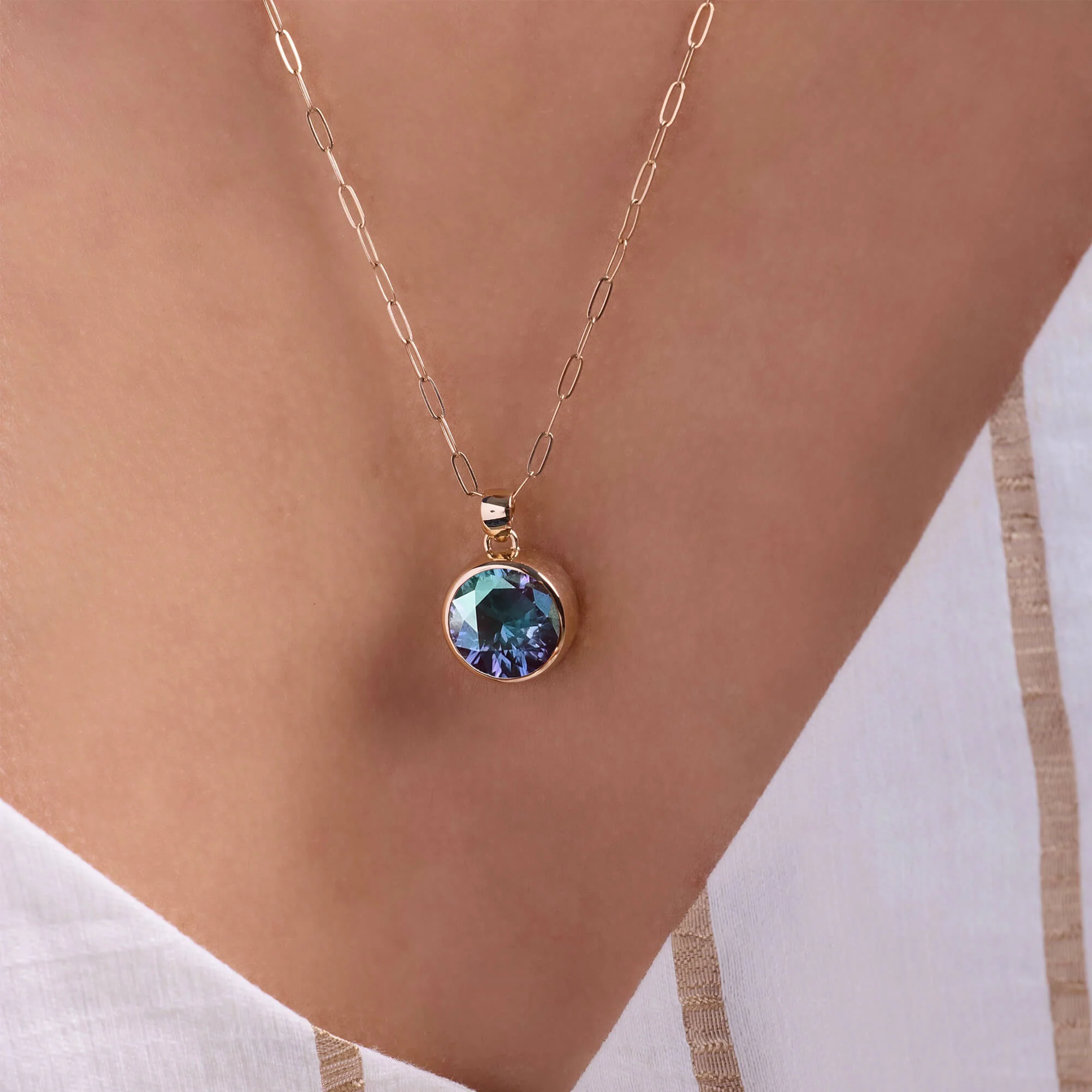 Jamestown Alexandrite Pendant in 14k Gold (June) - Image 3
