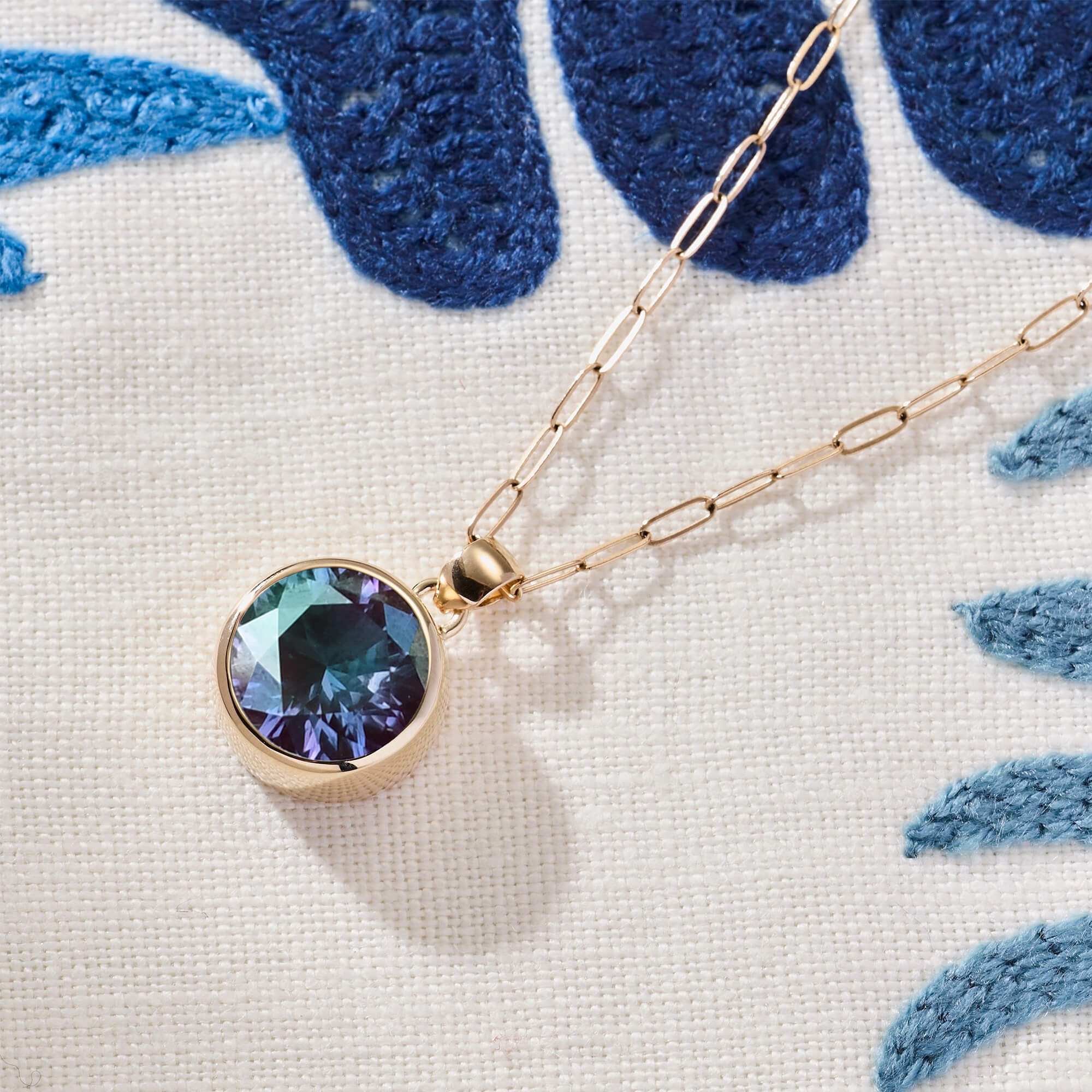 Jamestown Alexandrite Pendant in 14k Gold (June) - Image 6