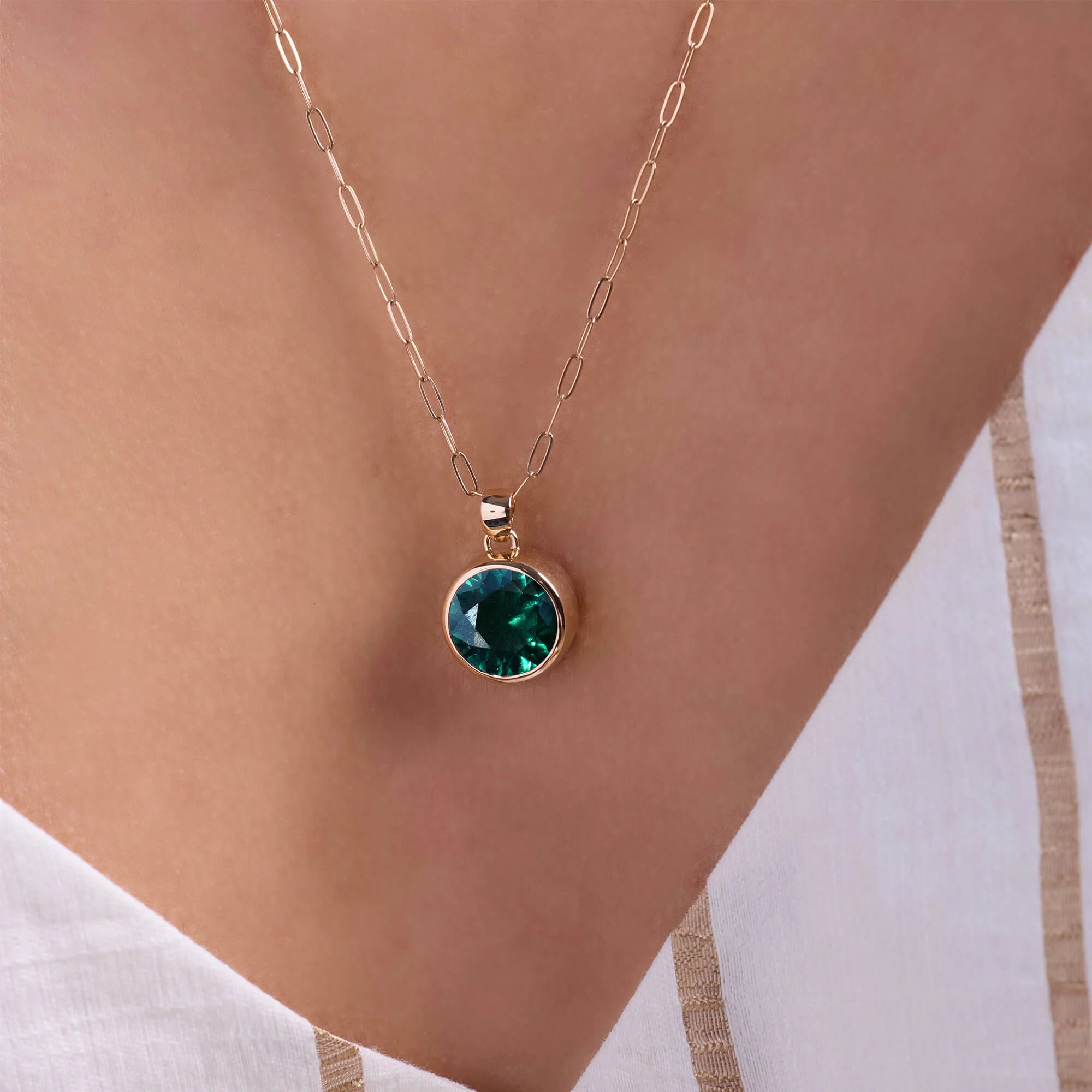 Jamestown Emerald Pendant in 14k Gold (May) - Image 3