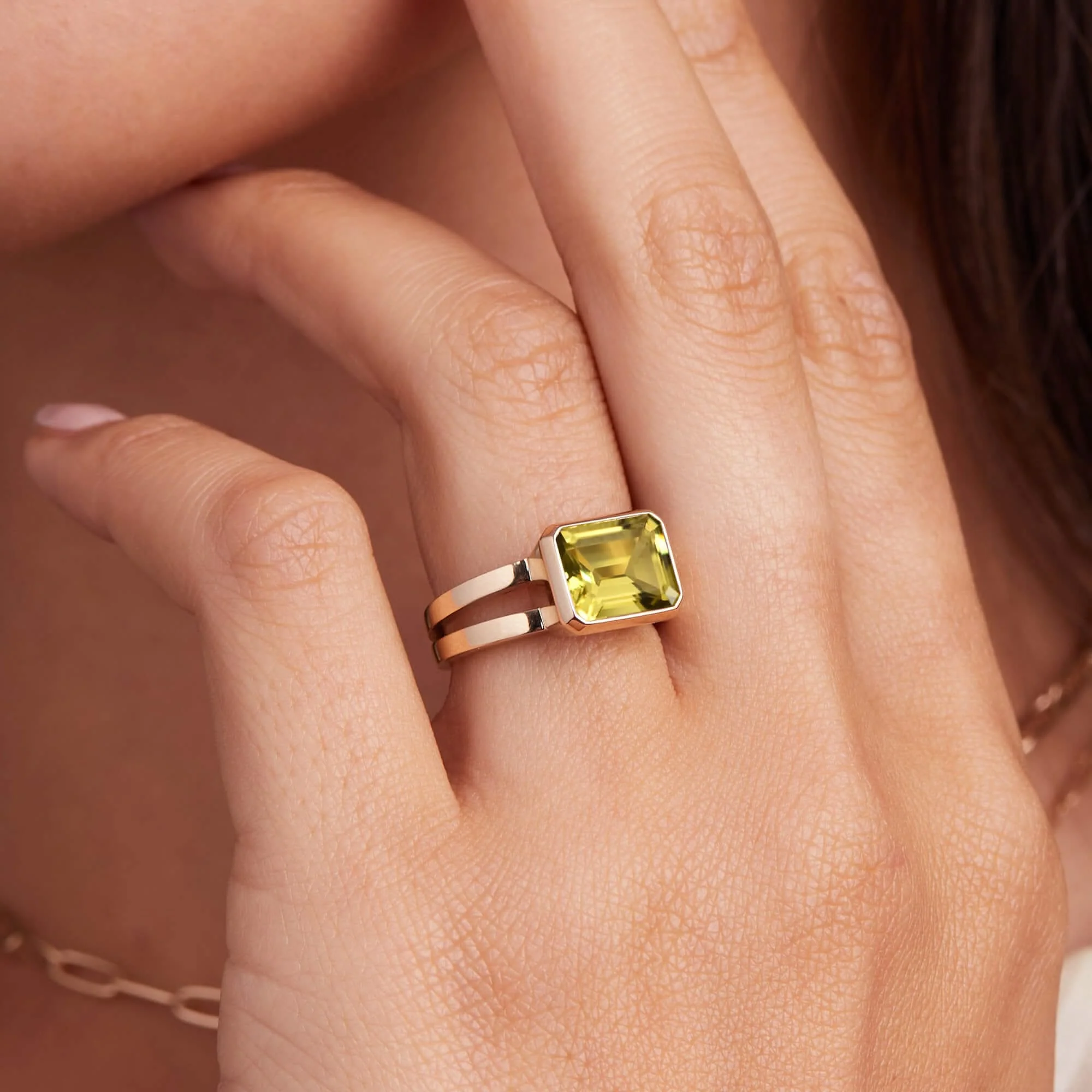 Warren Horizontal Lemon Verbena Quartz Ring in 14k Gold (August) - Image 3